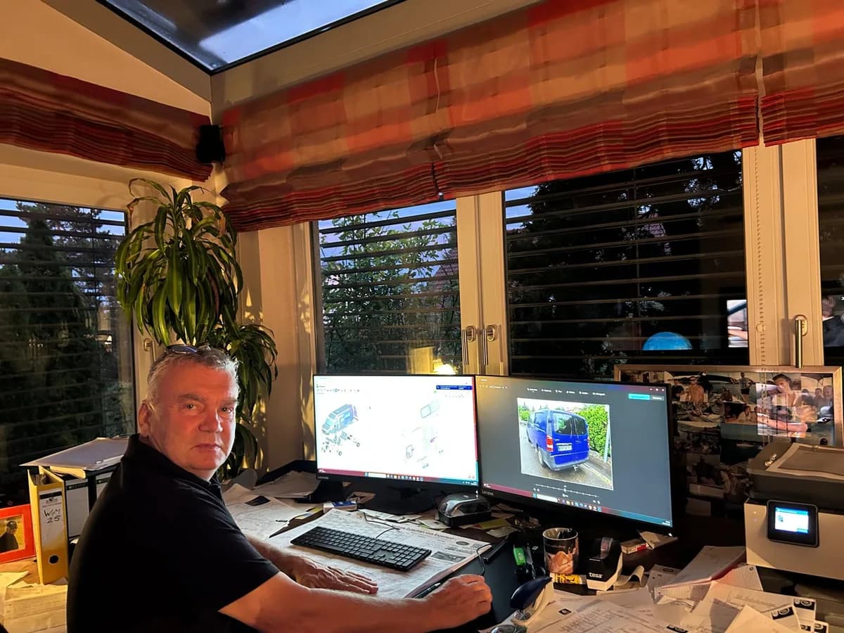 Wolfgang Merkle bei der Arbeit in seinem Büro in Sontheim an der Brenz.